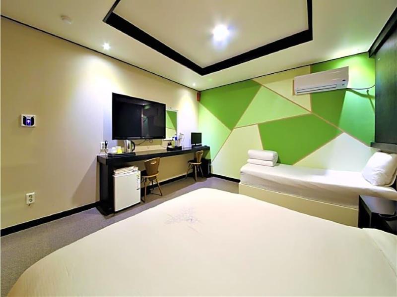 Elysee Hotel image