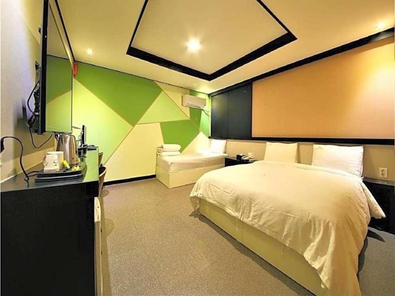 Elysee Hotel image