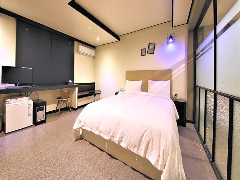 Elysee Hotel image