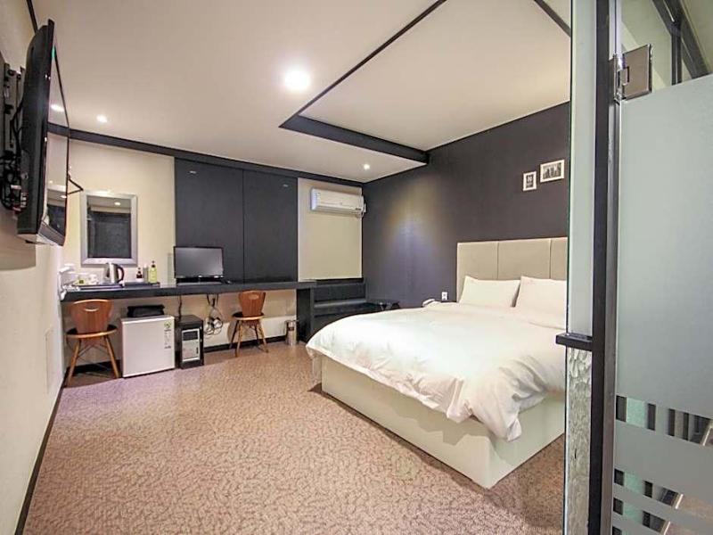 Elysee Hotel image