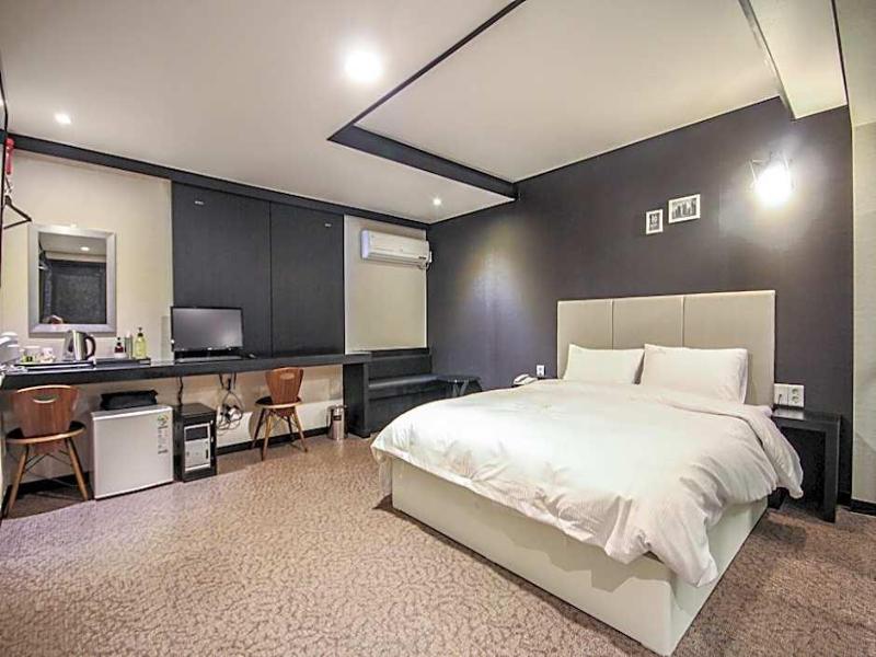 Elysee Hotel image