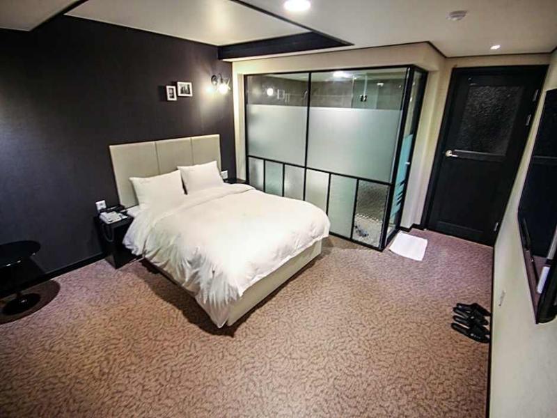 Elysee Hotel image