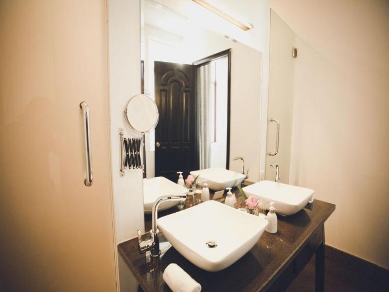 White Mansion Hotel image