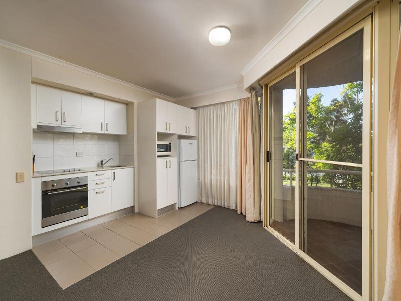 Wahroonga Waldorf Apartments Sydney image