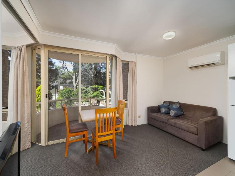 Wahroonga Waldorf Apartments Sydney image
