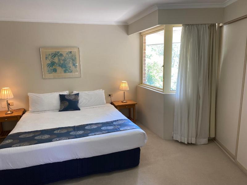 Wahroonga Waldorf Apartments Sydney image