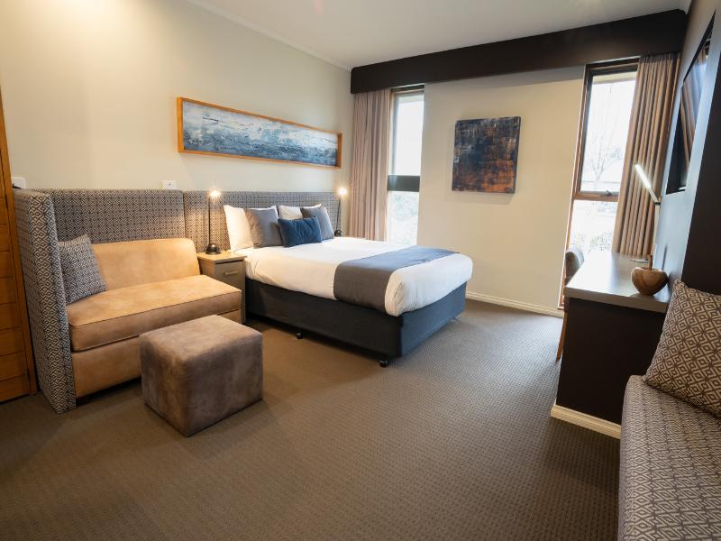 Sovereign Park Motor Inn image