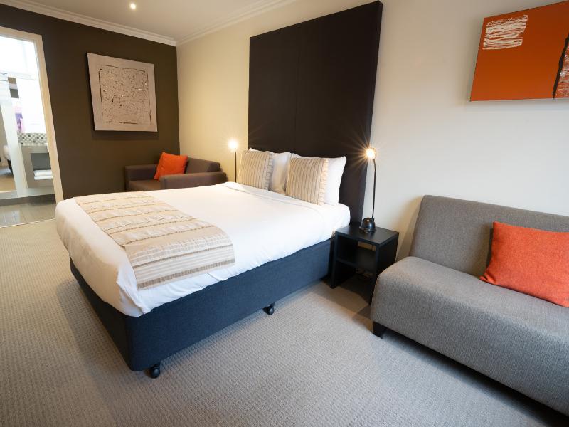 Sovereign Park Motor Inn image