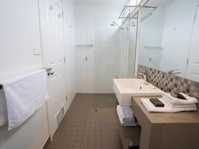 Sovereign Park Motor Inn image