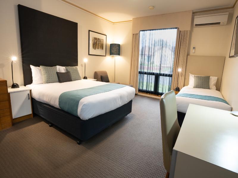 Sovereign Park Motor Inn image