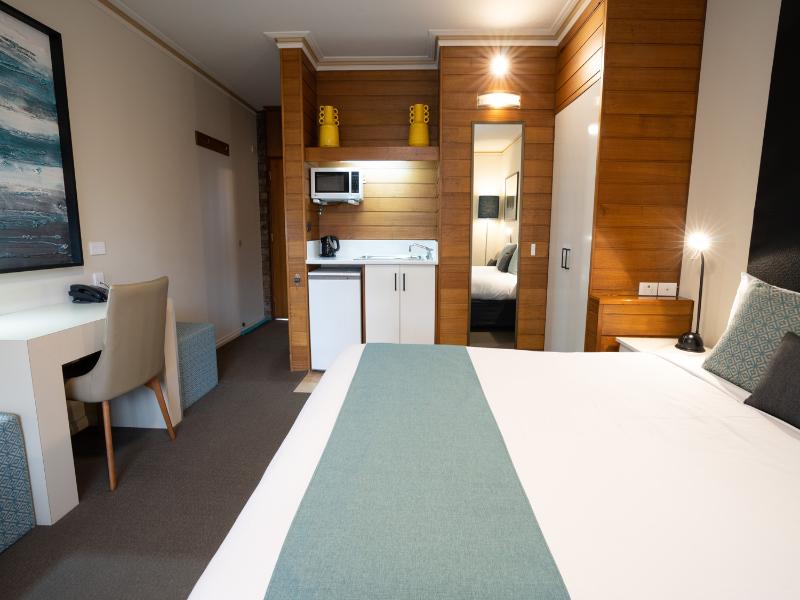 Sovereign Park Motor Inn image