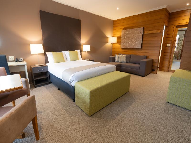 Sovereign Park Motor Inn image