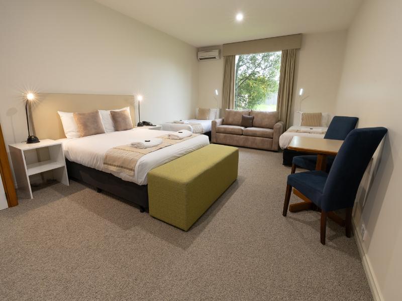 Sovereign Park Motor Inn image
