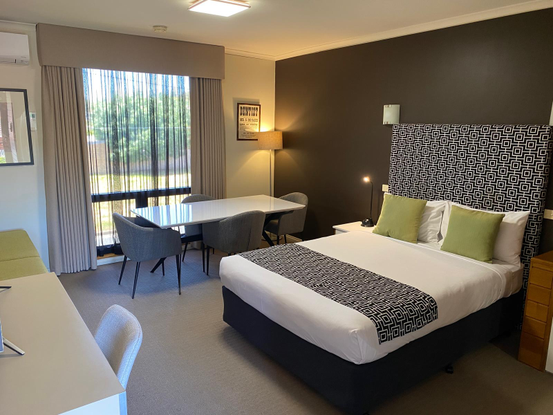 Sovereign Park Motor Inn image