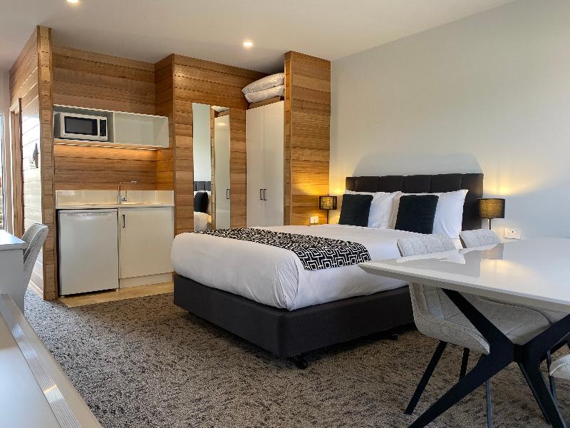 Sovereign Park Motor Inn image