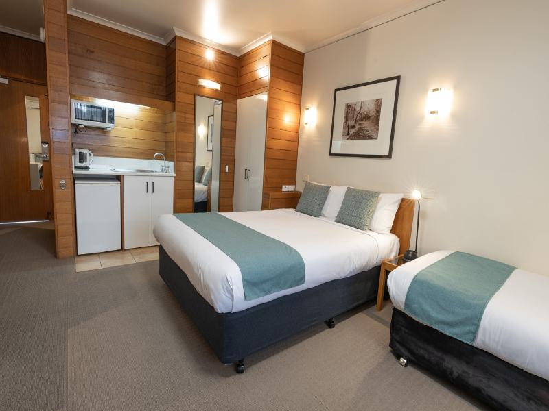 Sovereign Park Motor Inn image