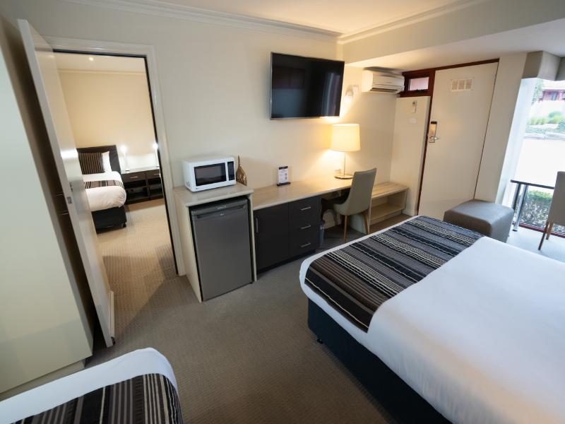 Sovereign Park Motor Inn image