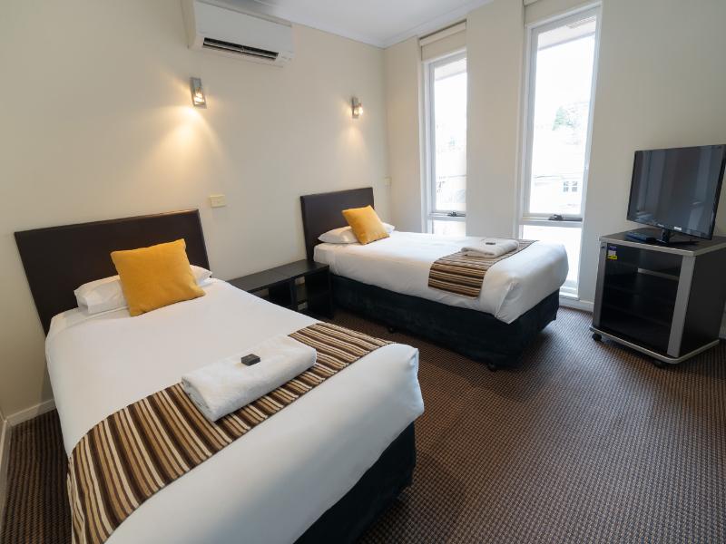 Sovereign Park Motor Inn image