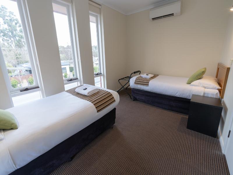Sovereign Park Motor Inn image