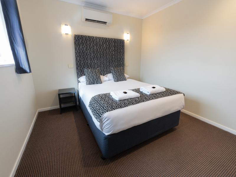 Sovereign Park Motor Inn image