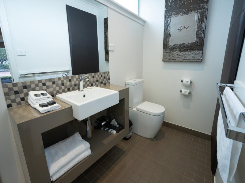 Sovereign Park Motor Inn image