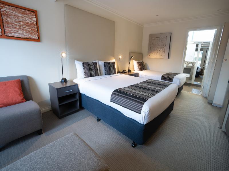 Sovereign Park Motor Inn image