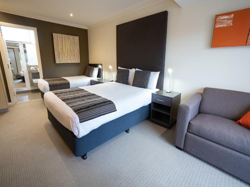 Sovereign Park Motor Inn image