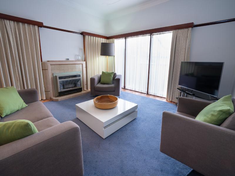 Sovereign Park Motor Inn image
