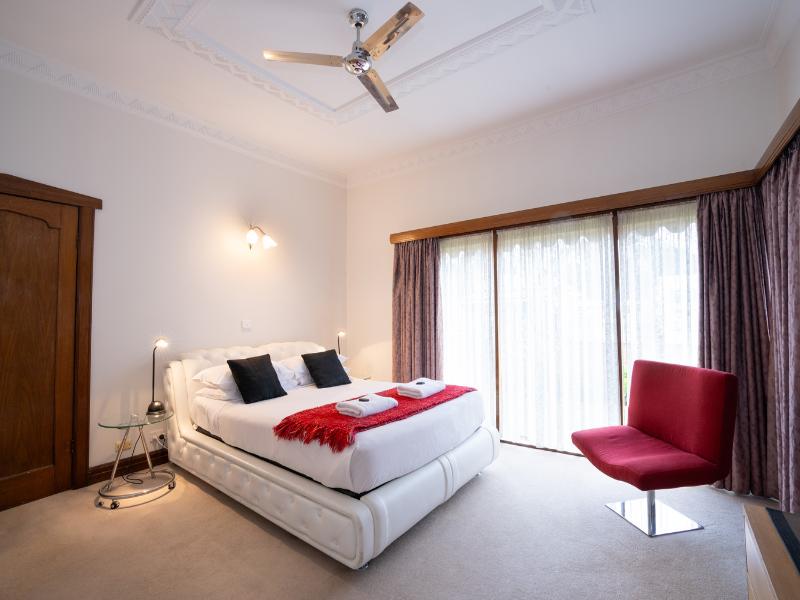 Sovereign Park Motor Inn image