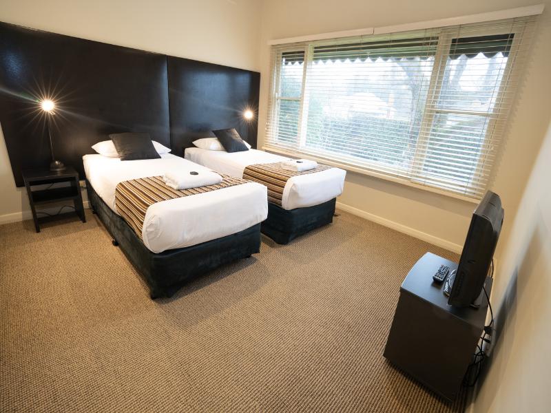 Sovereign Park Motor Inn image
