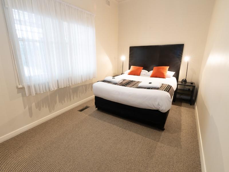 Sovereign Park Motor Inn image