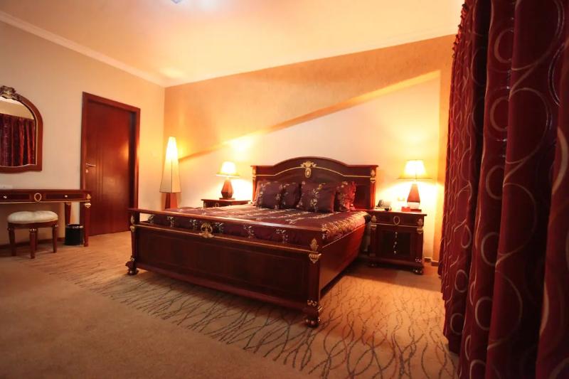Crossroads Hotel 5