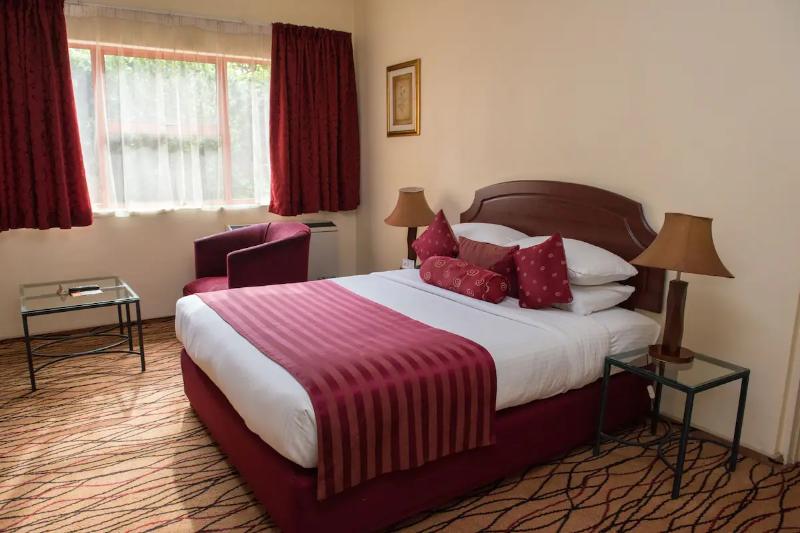 FAMILY ROOM DELUXE KING BED