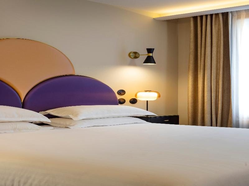 Mondial Hotel image