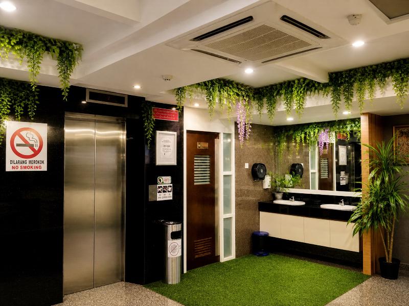 Royal Queenspark Hotel image