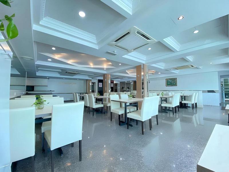 Royal Queenspark Hotel image