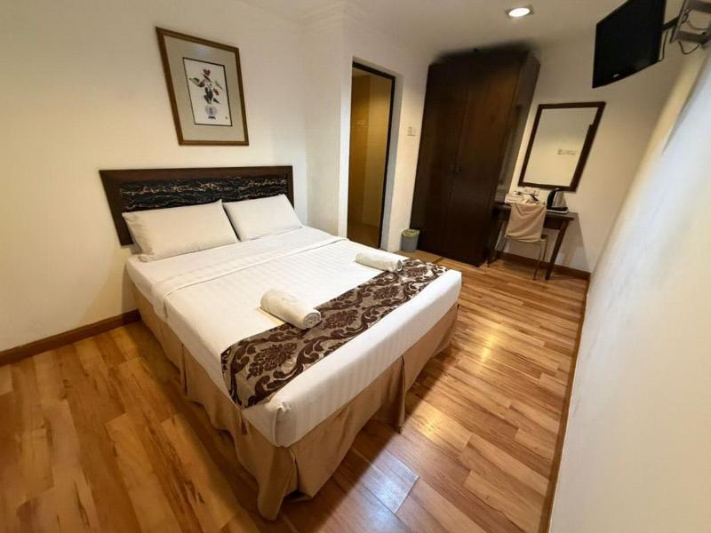Royal Queenspark Hotel image