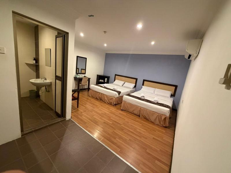 Royal Queenspark Hotel image