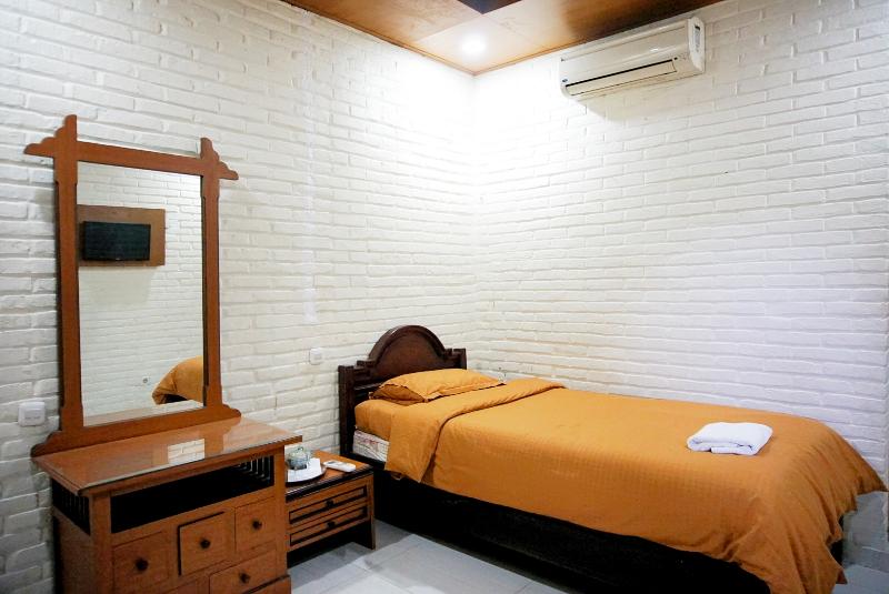 Wisma Ary'S image