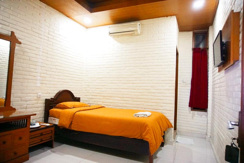 Wisma Ary'S image