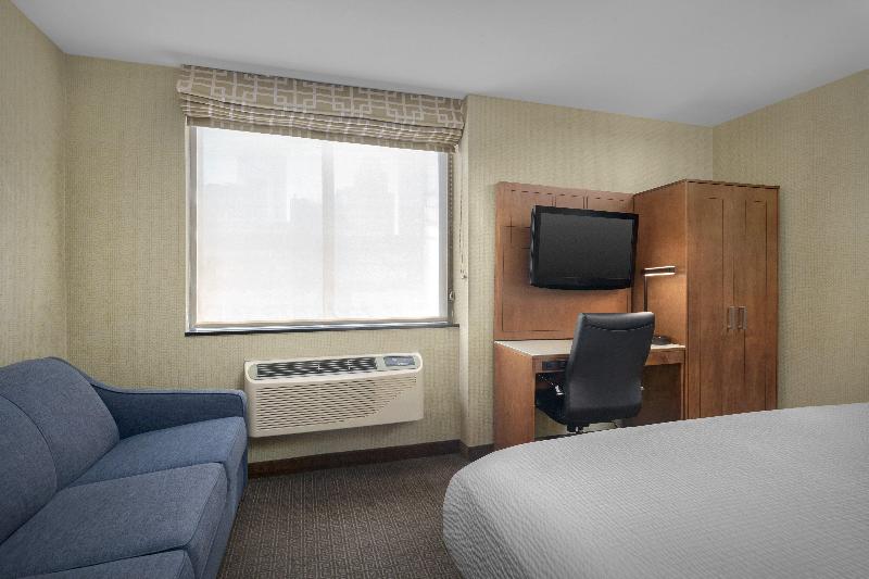 Holiday Inn Express Manhattan Midtown West image