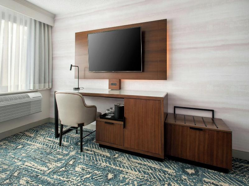 Boston Marriott Peabody image
