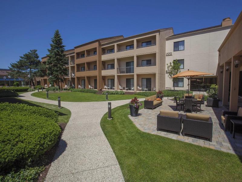 Courtyard Chicago Highland Park/Northbrook image
