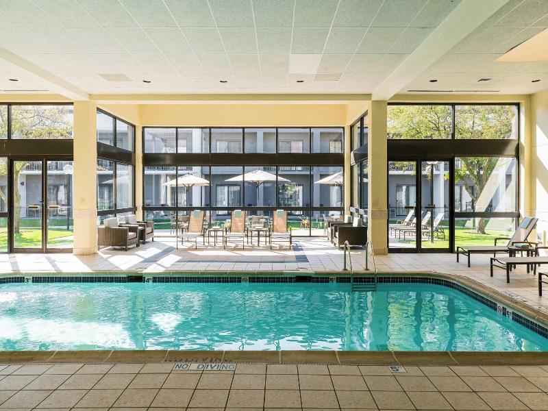 Courtyard Chicago Naperville image