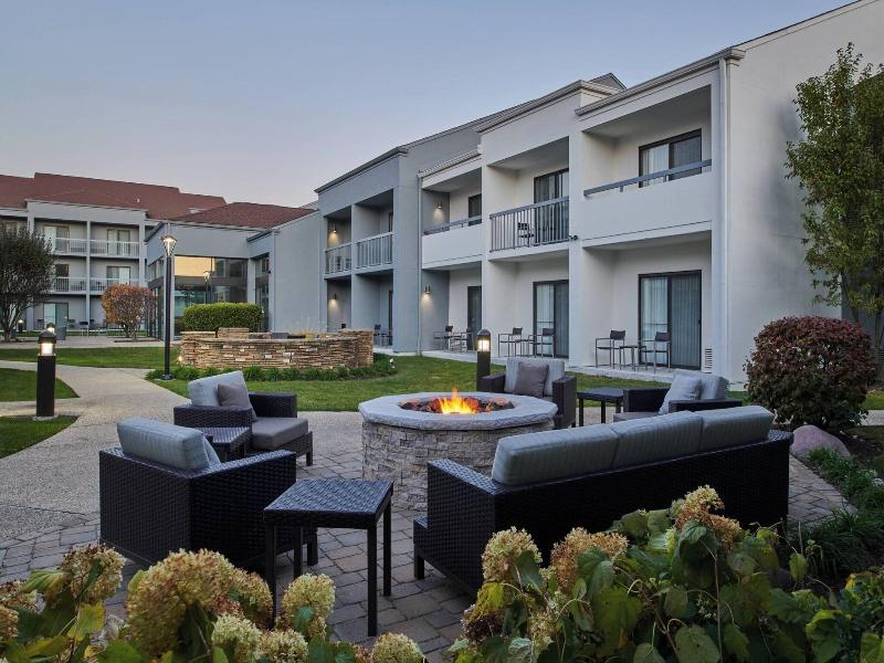 Courtyard Chicago Oakbrook Terrace image