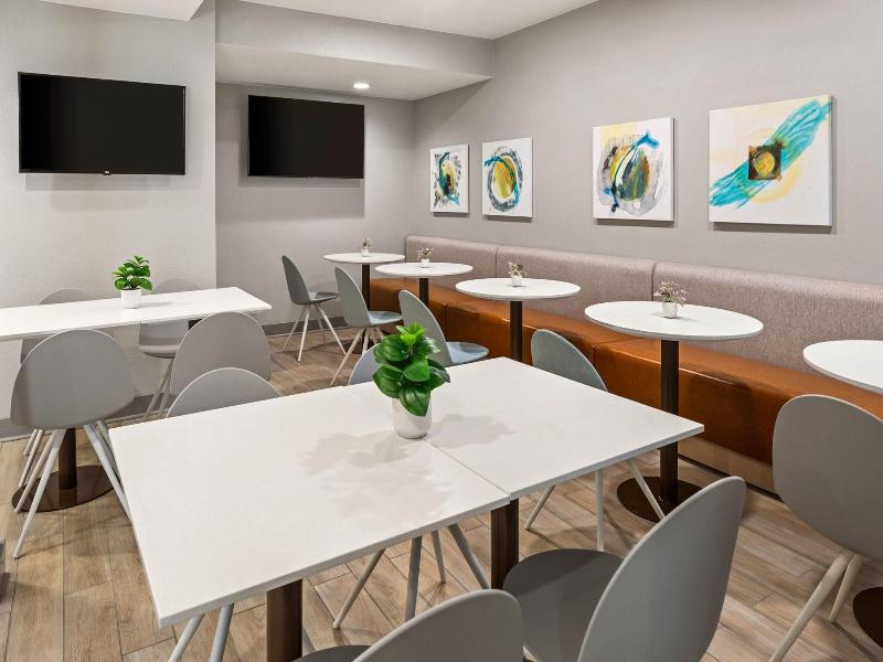 TownePlace Suites Chicago Lombard image