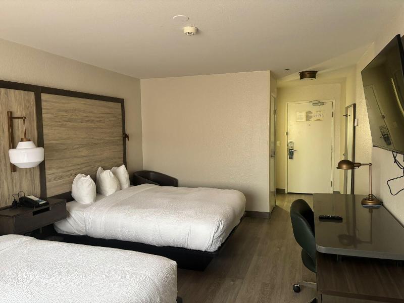 DOUBLE TWO QUEEN BEDS