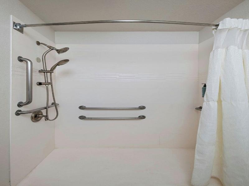 SUITE TWO DOUBLE BEDS — photo 9
