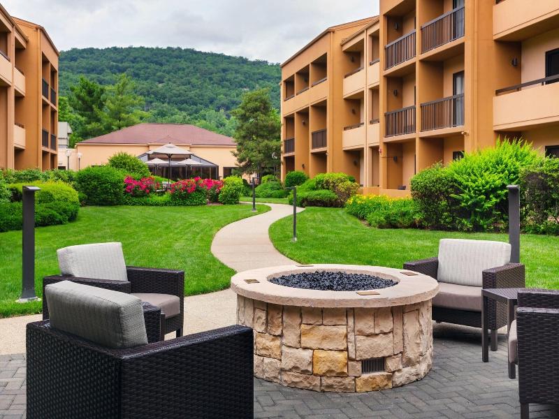 Courtyard Mahwah image