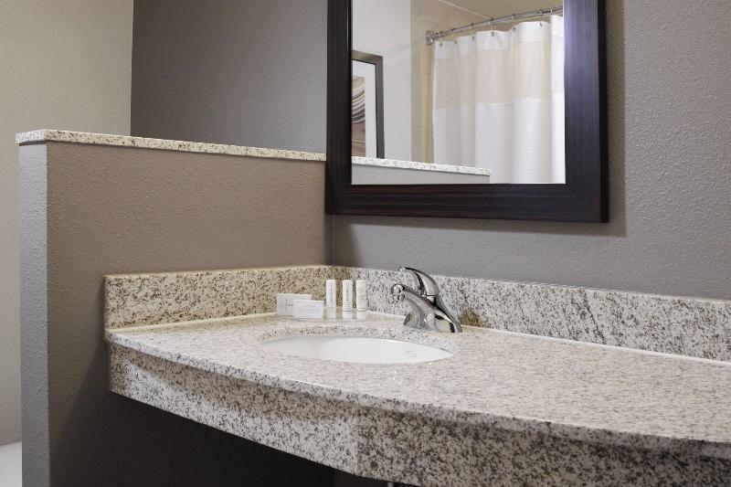Courtyard Houston Pearland image